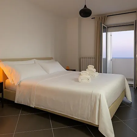 Gate 10 - Airport Apartment