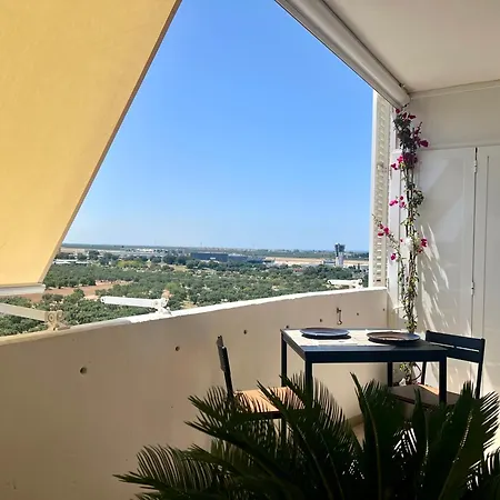Gate 10 - Airport Apartment *