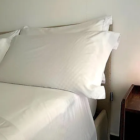 Gate 10 - Airport Apartment *