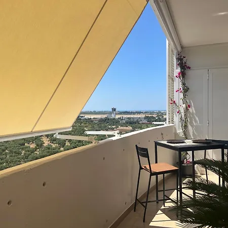Gate 10 - Airport Apartment *